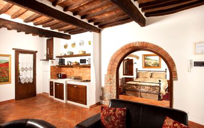 Girasole: Brun, Ejendom, Træ, Stue, Belysning, Indretning, Bygning, Etage, Couch, Hearth