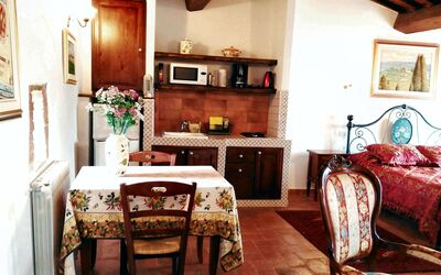 Viola: Møbel, Ejendom, Cabinetry, Billedramme, Bord, Bygning, Træ, Komfort, Indretning, Stue