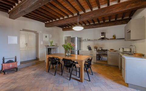 Appartamento Palei: Møbel, Ejendom, Bord, Billedramme, Cabinetry, Træ, Stueplante, Plante, Bygning, Blomsterkrukke