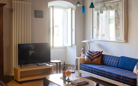 Appartamento Palei: Bord, Couch, Møbel, Ejendom, Vindue, Billedramme, Komfort, Træ, Azure, Bygning