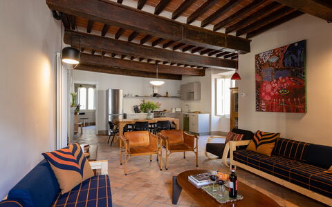 Appartamento Palei: Bord, Møbel, Ejendom, Couch, Træ, Stol, Arkitektur, Plante, Etage, Indretning