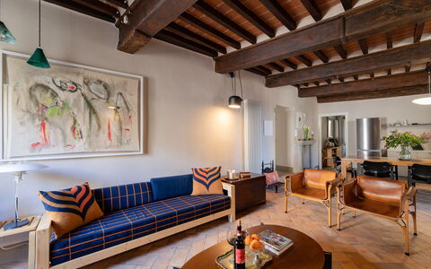 Appartamento Palei: Couch, Møbel, Ejendom, Bord, Bygning, Billedramme, Stueplante, Belysning, Træ, Gulvbelægning