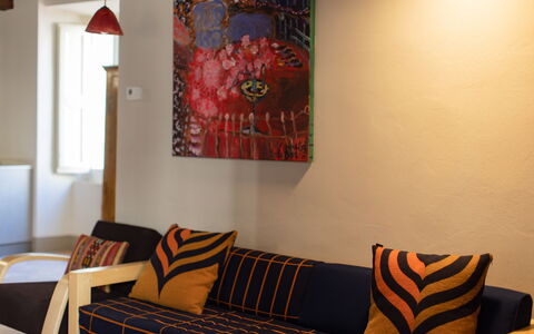 Appartamento Palei: Møbel, Ejendom, Produkt, Komfort, Orange, Textile, Træ, Couch, Indretning, Vindue