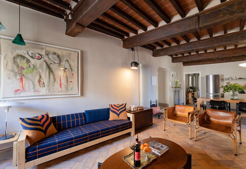 Appartamento Palei: Couch, Møbel, Ejendom, Bord, Bygning, Billedramme, Stueplante, Belysning, Træ, Gulvbelægning