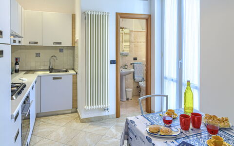 Apartments Mafalda - Levanto: Møbel, Ejendom, Bord, Mad, Bordservice, Bygning, Cabinetry, Indretning, Dør, Træ