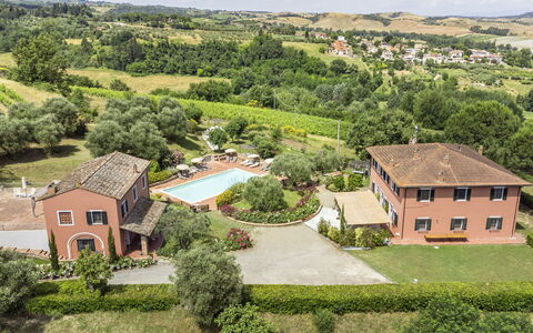 Villa Varna: Plante, Bygning, Himmel, Naturlige Landskab, Vindue, Land Lot, Vegetationen, Træ, Urban Design, Kvarter