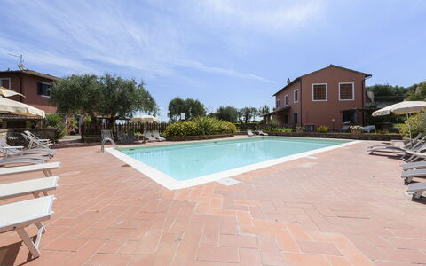 Villa Varna: Himmel, Vand, Sky, Svømmepøl, Plante, Bygning, Udendørs Møbler, Træ, Fritid, Skygge