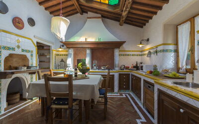 Oasi 2: Møbel, Bord, Ejendom, Stol, Bygning, Cabinetry, Indretning, Vindue, Stueplante, Køkken