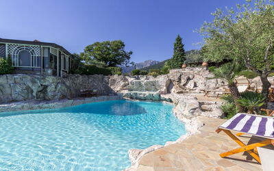 Oasi Suites: Vand, Plante, Himmel, Azure, Naturlige Landskab, Svømmepøl, Træ, Bygning, Krop Af Vand, Fritid