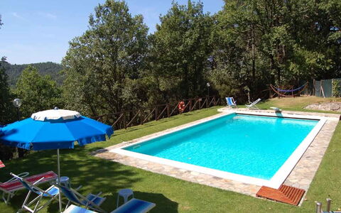 Le Piane: Vand, Plante, Svømmepøl, Azure, Blå, Skygge, Bygning, Himmel, Arkitektur, Træ