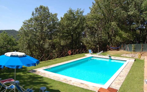 Le Piane: Plante, Ejendom, Bygning, Vand, Azure, Blå, Svømmepøl, Himmel, Skygge, Træ