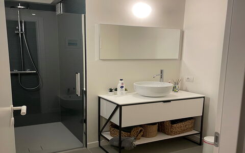 Sui Tetti Di Lucca: Tap, Håndvask, Sanitærarmatur, Badeværelsesvask, Bygning, Badeværelse, Indretning, Etage, Gulvbelægning