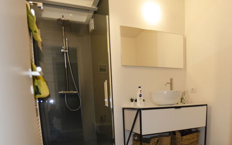 Sui Tetti Di Lucca: Indretning, Bygning, Hus, Etage, Gulvbelægning, Træ, Cabinetry, Hårdttræ, Tap