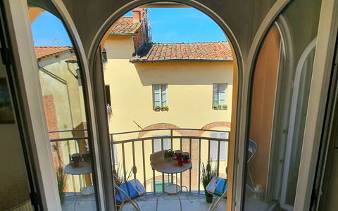 Sui Tetti Di Lucca: Bygning, Ejendom, Vindue, Blå, Dør, Belysning, Hus, Indretning, Himmel