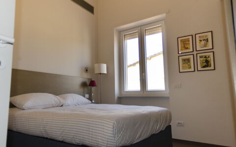 Sui Tetti Di Lucca: Møbel, Ejendom, Bygning, Komfort, Vindue, Træ, Textile, Skygge, Indretning