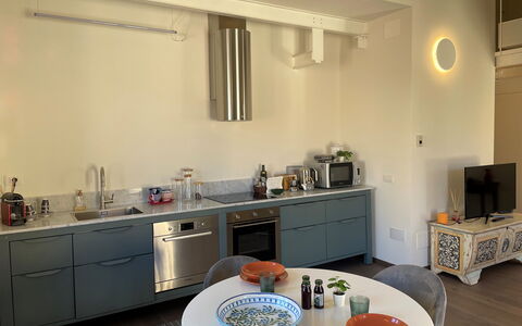 Sui Tetti Di Lucca: Cabinetry, Køkkenvask, Tap, Countertop, Håndvask, Møbel, Køkken, Sanitærarmatur, Bord, Indretning