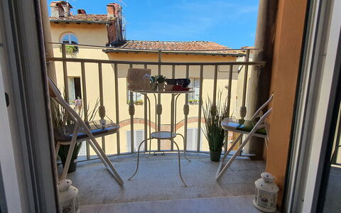 Sui Tetti Di Lucca: Himmel, Bygning, Træ, Vindue, Skygge, Kvarter, Boligområde, Ejendom, Facade, Plante