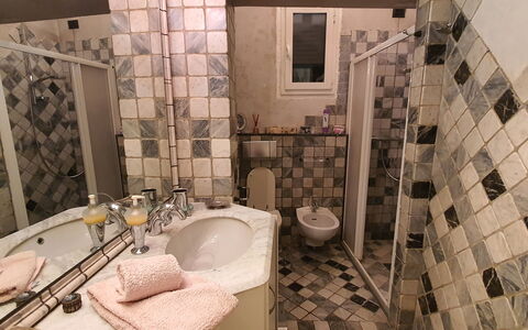 Lucida: Spejl, Sanitærarmatur, Ejendom, Tap, Håndvask, Bygning, Badeværelsesvask, Badeværelse, Indretning, Purple