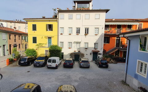 Lucida: Bil, Vindue, Køretøj, Bygning, Hjul, Plante, Himmel, Facade, City