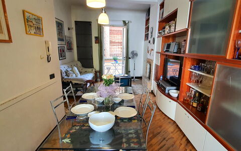 Lucida: Billedramme, Ejendom, Møbel, Bord, Bordservice, Tallerkner, Hylde, Indretning, Kop, Serveware