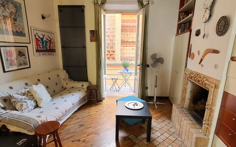 Lucida: Bord, Møbel, Billedramme, Ejendom, Træ, Azure, Stol, Indretning, Etage, Komfort