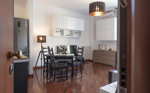 Novoli Suite Apartment: Bord, Møbel, Ejendom, Billedramme, Couch, Belysning, Stol, Træ, Stueplante, Indretning