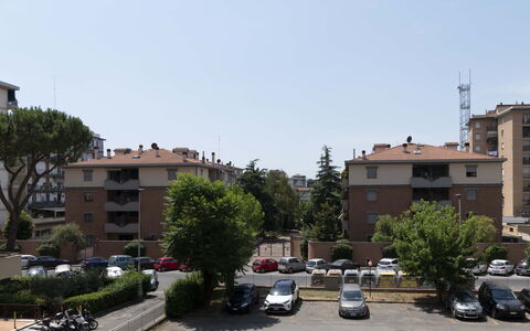 Novoli Suite Apartment: Himmel, Bil, Plante, Hjul, Køretøj, Bygning, Vindue, Træ