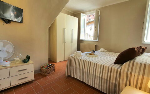 Loft Lucca: Møbel, Ejendom, Cabinetry, Vindue, Komfort, Træ, Indretning, Skuffe, Bed Frame, Bygning