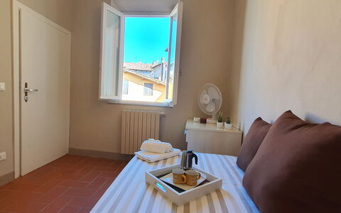 Loft Lucca: Ejendom, Møbel, Bord, Komfort, Vindue, Azure, Træ, Indretning, Bordservice, Belysning