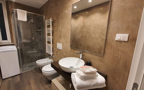 Loft Lucca: Gulvbelægning, Etage, Indretning, Sanitærarmatur, Værelse, Brun, Møbel, Badeværelse, Hjem, Vvs