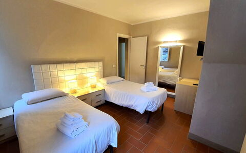 Loft Lucca: Seng, Soveværelse, Bed Frame, Sengetøj, Sengetøj, Madras, Bejdse, Rullemadras, Hotel