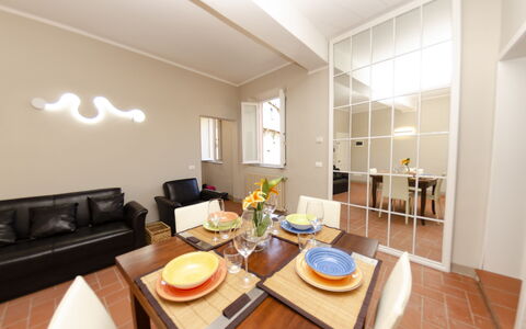 Loft Lucca: Bord, Møbel, Ejendom, Couch, Bygning, Bordservice, Komfort, Stueplante, Træ, Indretning