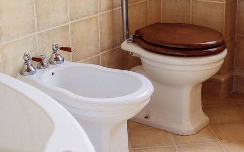 Villa Sant'anna: Brun, Sanitærarmatur, Tap, Ejendom, Badeværelse, Purple, Indretning, Etage, Træ