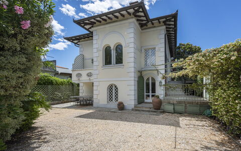 La Villetta: Sky, Himmel, Bygning, Plante, Vindue, Azure, Dør, Kvarter, Boligområde, Hus