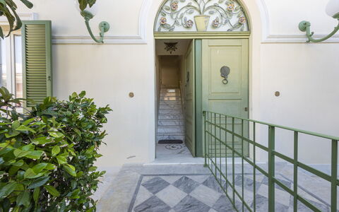 La Villetta: Bygning, Plante, Ejendom, Hvid, Dør, Hus, Arkitektur, Træ, Væg