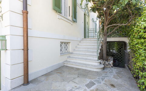 La Villetta: Ejendom, Bygning, Plante, Vindue, Vejbelægning, Trappe, Asfalt, Hus, Fortov, Urban Design