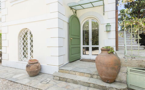 La Villetta: Bygning, Ejendom, Vindue, Plante, Barrel, Blomsterkrukke, Murværk, Dør, Mursten, Træ