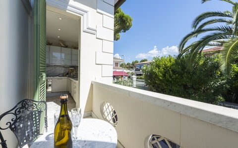 La Villetta: Himmel, Ejendom, Bygning, Plante, Sky, Gul, Skygge, Ejerlejlighed, Ejendom, Arecales