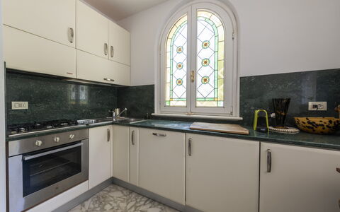 La Villetta: Cabinetry, Countertop, Køkkenvask, Tap, Komfur, Vindue, Køkken, Belysning, Håndvask, Indretning