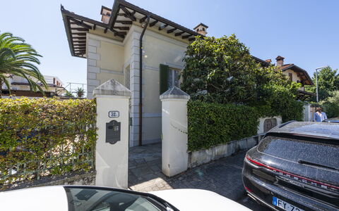 La Villetta: Himmel, Bil, Plante, Køretøj, Bygning, Motor Køretøj