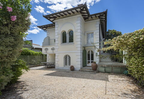 La Villetta: Sky, Himmel, Bygning, Plante, Vindue, Azure, Dør, Kvarter, Boligområde, Hus