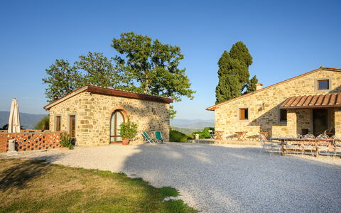 Villa Campestri: Himmel, Plante, Bygning, Træ, Land Lot, Vejbelægning, Vindue, Naturlige Landskab, Boligområde, Græs