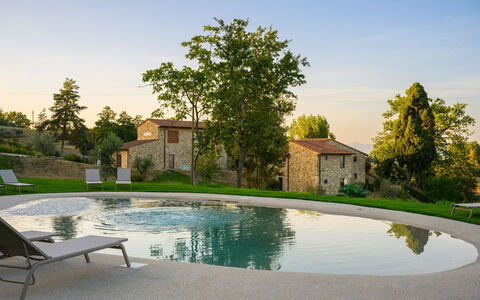 Villa Campestri: Vand, Himmel, Plante, Bygning, Ejendom, Træ, Svømmepøl, Naturlige Landskab, Hus, Græs