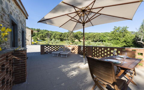 Villa Campestri: Ejendom, Møbel, Himmel, Plante, Bygning, Bord, Skygge, Træ, Indretning, Udendørs Møbler