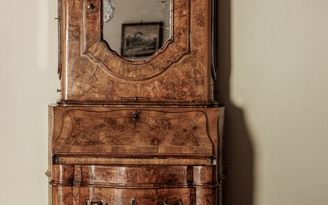 Dimora Fiorentina: Spejl, Cabinetry, Møbel, Ejendom, Purple, Textile, Træ, Kommode, Indretning, Skuffe