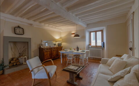 Appartamento Mancini: Møbel, Billedramme, Bord, Bygning, Træ, Vindue, Couch, Stueplante, Indretning, Gulvbelægning