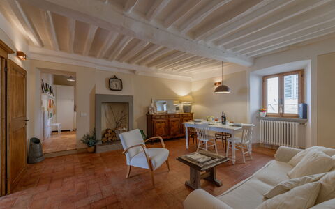 Appartamento Mancini: Billedramme, Møbel, Couch, Bord, Bygning, Vindue, Stueplante, Træ, Stol, Indretning