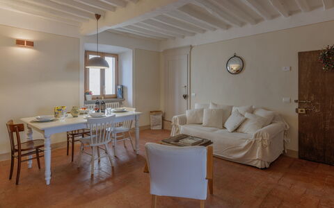 Appartamento Mancini: Bord, Ejendom, Møbel, Træ, Bygning, Couch, Arkitektur, Dør, Etage, Vindue