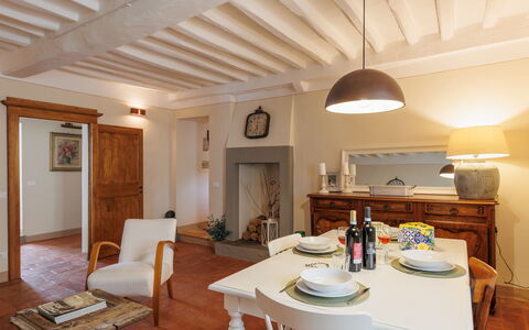 Appartamento Mancini: Bord, Møbel, Ejendom, Bygning, Træ, Billedramme, Stol, Belysning, Cabinetry, Indretning