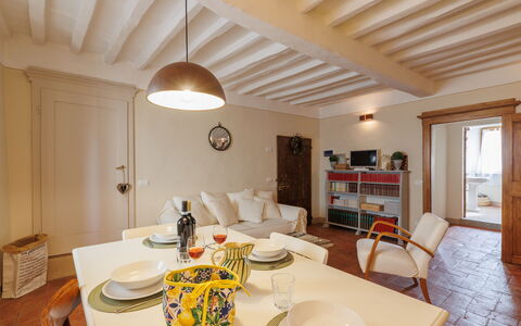 Appartamento Mancini: Bord, Møbel, Ejendom, Bordservice, Bygning, Billedramme, Stol, Træ, Indretning, Belysning